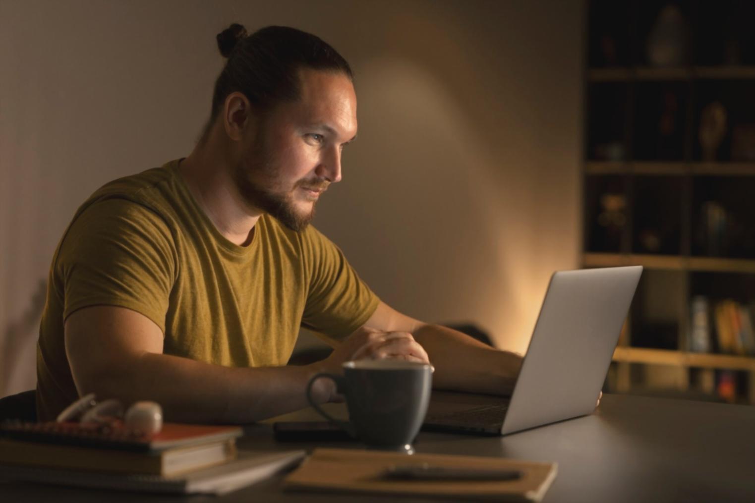 Estudiante revisando documentos financieros en biblioteca